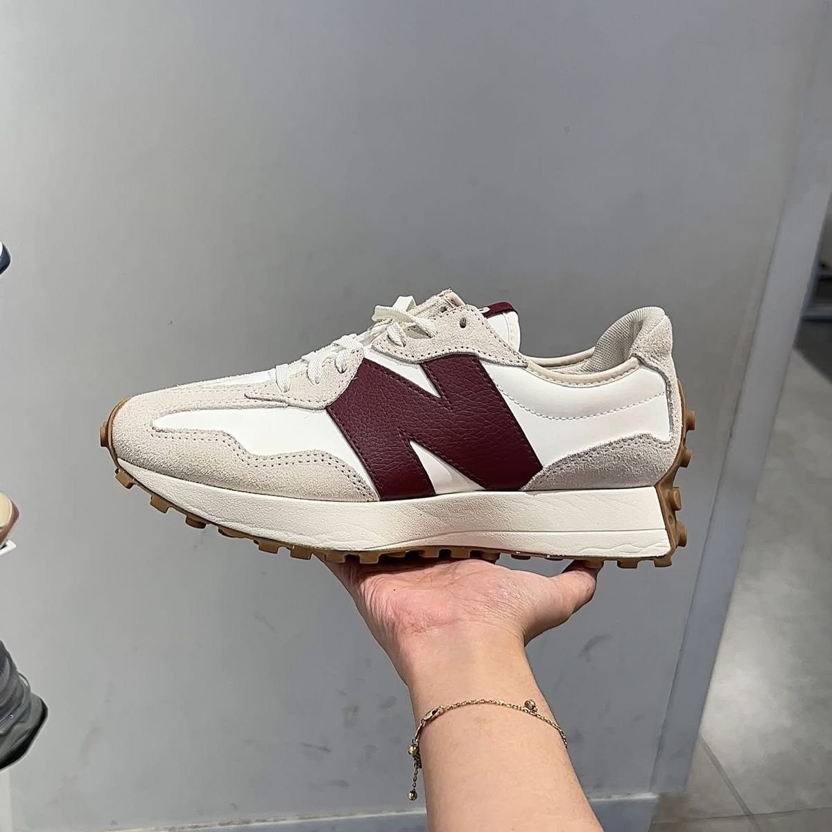 NEW BALANCE 327 BEIGE MAROON - Image 2